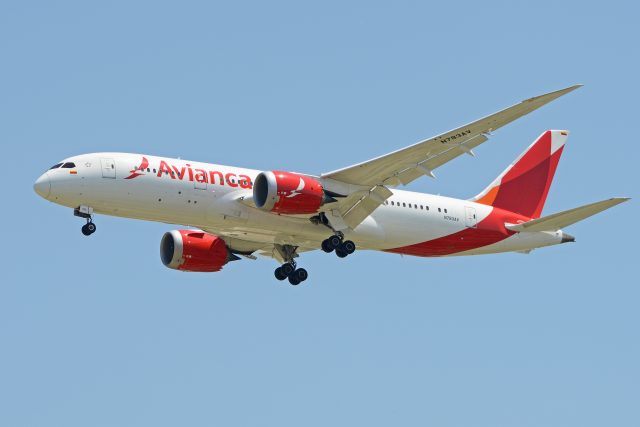 Cancún: aterriza de emergencia vuelo de Avianca al nacer un bebé