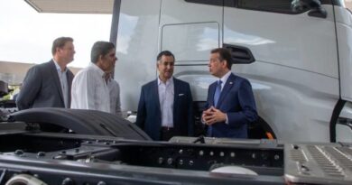 Bisonó encabeza acto entrega nueva flotilla camiones X-Way de gas natural a TotalEnergies